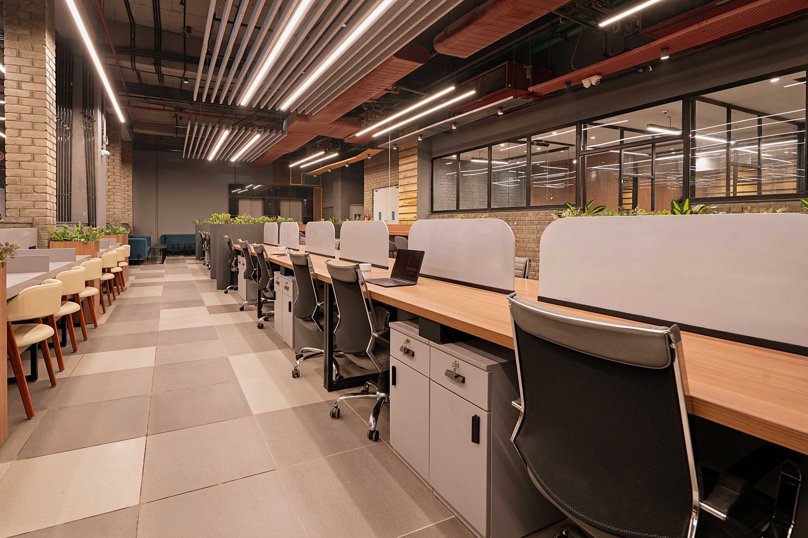 Focused work seat in a calm office for structured work blocks.